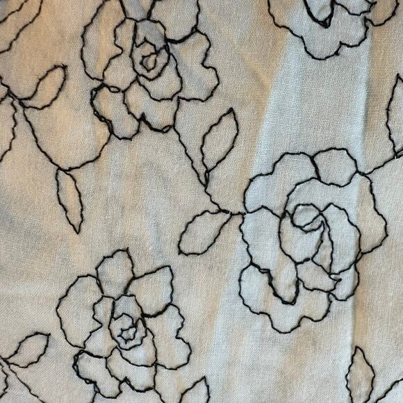 So Blue Ingrid Olsen White Black Floral Embroidered Button Up Blouse Size Large - Picture 6 of 6